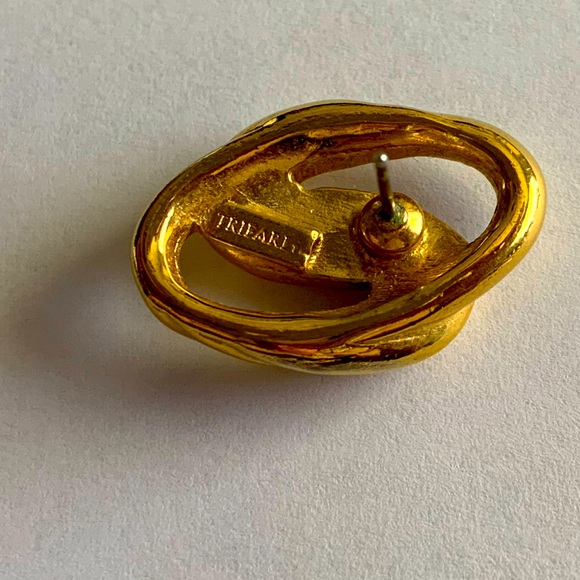 Vintage trifari knot earrings for pierced ears - Picture 4 of 5